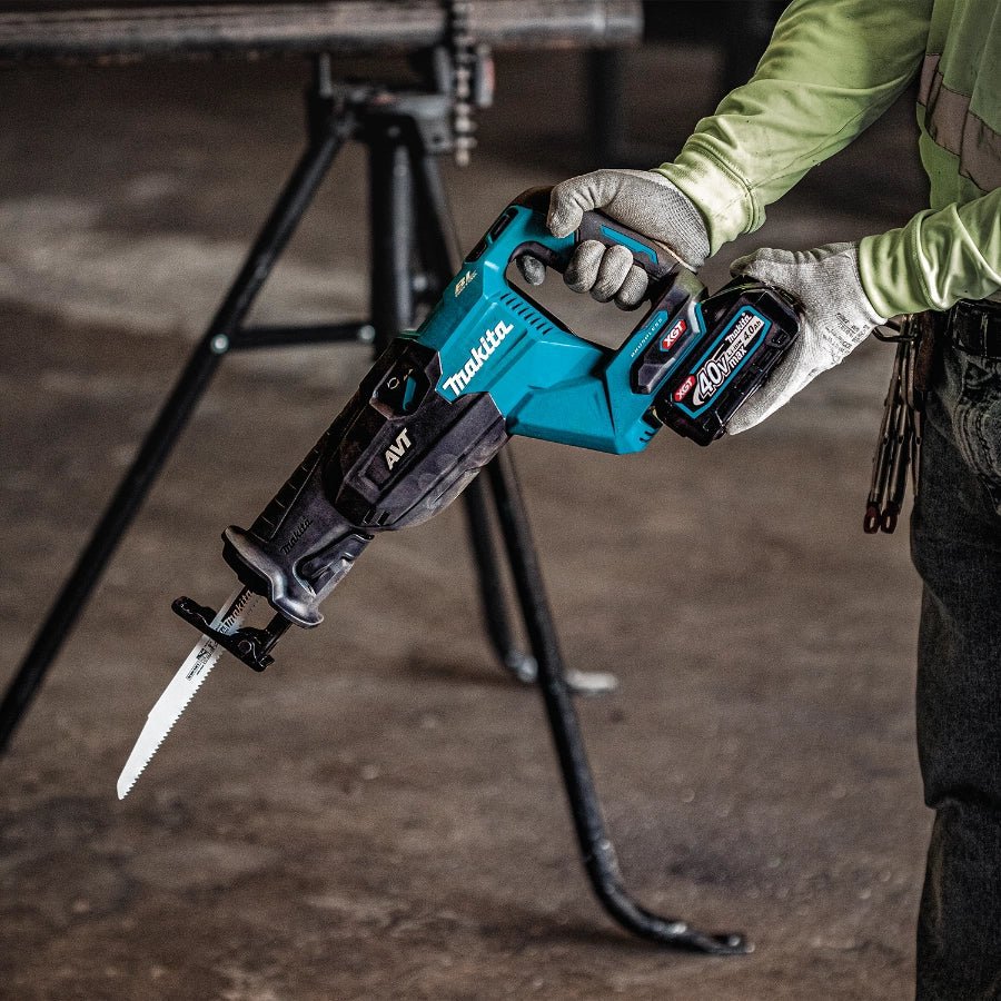 Makita GRJ02M1 40V max XGT® Brushless Cordless AVT® Orbital Recipro Saw Kit (4.0Ah) - Lined Out Makita GRJ02M1 40V max XGT® Brushless Cordless AVT® Orbital Recipro Saw Kit (4.0Ah)Reciprocating Saws