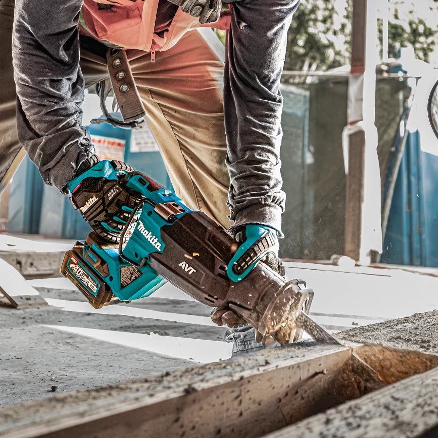 Makita GRJ02M1 40V max XGT® Brushless Cordless AVT® Orbital Recipro Saw Kit (4.0Ah) - Lined Out Makita GRJ02M1 40V max XGT® Brushless Cordless AVT® Orbital Recipro Saw Kit (4.0Ah)Reciprocating Saws