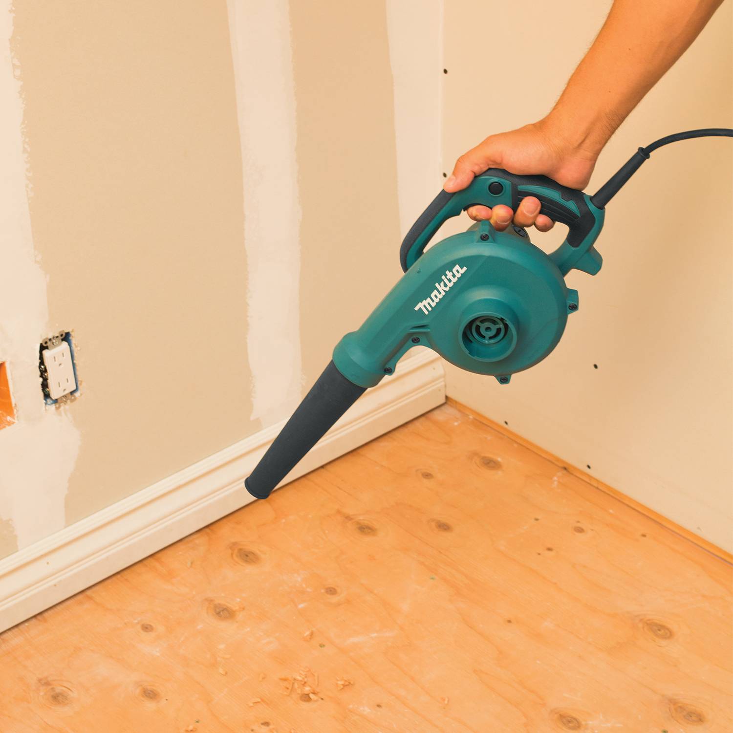 Makita UB1103 Electric Blower - Lined Out Makita UB1103 Electric BlowerLeaf Blowers