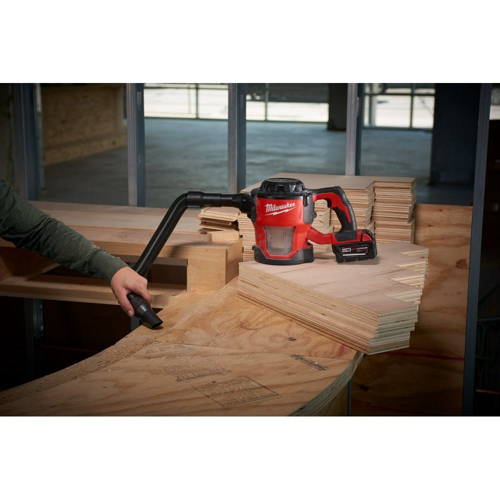 Milwaukee 0882 - 20 M18™ Compact Vacuum - Lined Out Milwaukee 0882 - 20 M18™ Compact VacuumVacuums