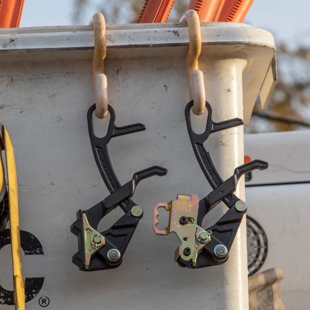 Wide Range Distribution Grip with Hot Latch - 16477 - 20 - Lined Out Wide Range Distribution Grip with Hot Latch - 16477 - 20Parallel Jaw Grips